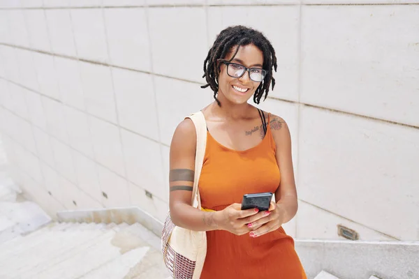 Portrait Jeune Femme Africaine Lunettes Avec Une Coiffure Élégante Souriant — Photo