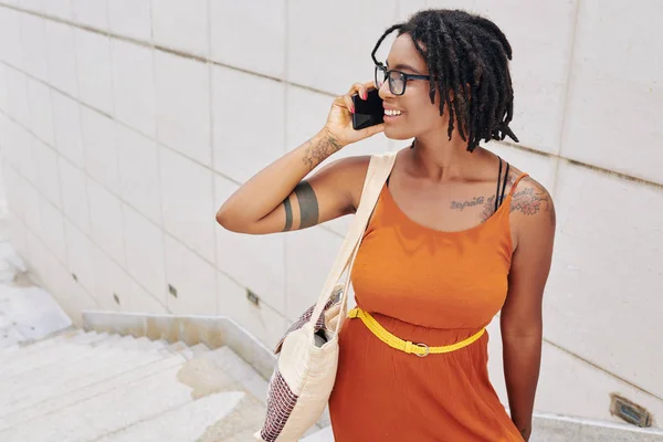 Africano Mulher Sorridente Vestido Laranja Elegante Tem Uma Conversa Telefone — Fotografia de Stock