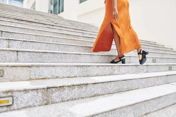 Primer Plano Mujer Joven Vestido Largo Naranja Subiendo Las Escaleras —  Fotos de Stock