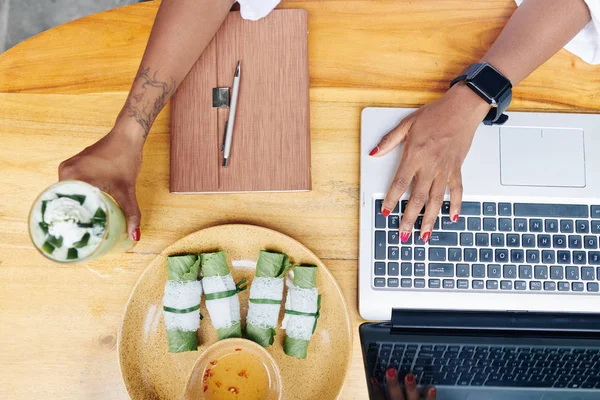 Close Woman Sitting Wooden Table Have Lunch Typing Keyboard Laptop — Stock Photo, Image