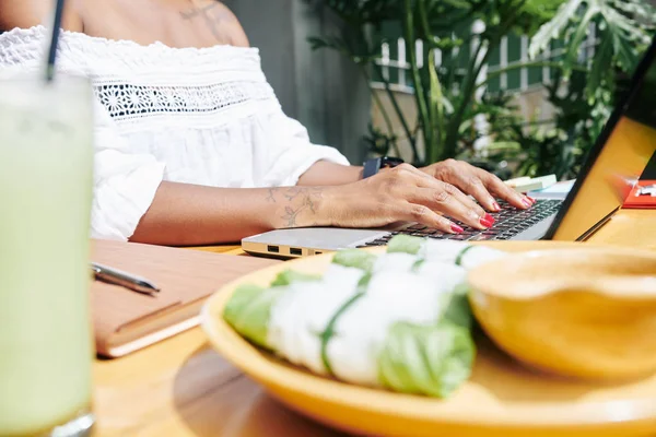 Primer Plano Mujer Sentada Mesa Escribiendo Ordenador Portátil Durante Almuerzo —  Fotos de Stock