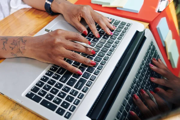 Zbliżenie Businesswoman Siedzi Przy Stole Wpisując Laptopie Ona Pracuje Online — Zdjęcie stockowe