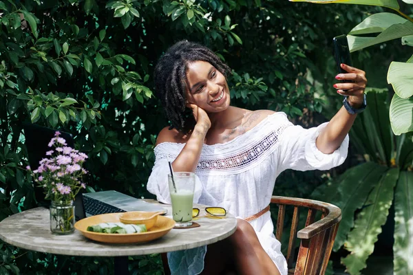 Happy African Vrouw Maken Selfie Portret Haar Mobiele Telefoon Tegen — Stockfoto