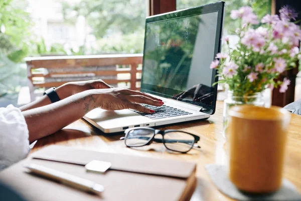 Zbliżenie Afrykańskiej Bizneswoman Siedzi Przy Stole Pracuje Laptopie Domu — Zdjęcie stockowe