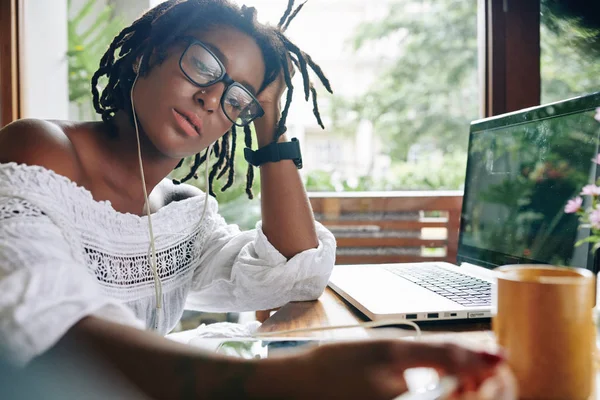 Mujer Africana Con Hermoso Peinado Con Auriculares Escuchar Lección Línea —  Fotos de Stock