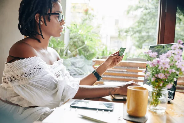 Afrikanische Junge Frau Mit Brille Hält Kreditkarte Der Hand Und — Stockfoto