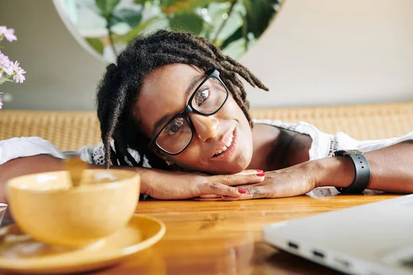 Porträt Einer Jungen Afrikanischen Frau Mit Brille Die Auf Dem — Stockfoto