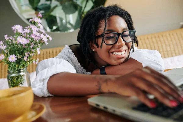 Africana Mujer Feliz Gafas Vista Sentada Mesa Escribiendo Ordenador Portátil —  Fotos de Stock