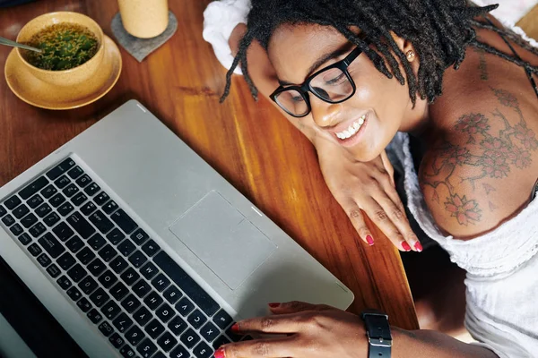 Mujer Joven Africana Gafas Vista Acostada Mesa Madera Usando Portátil —  Fotos de Stock