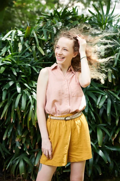 Rüzgarlı Bir Günde Parkta Dikilirken Güzel Gülümseyen Genç Bir Kadın — Stok fotoğraf
