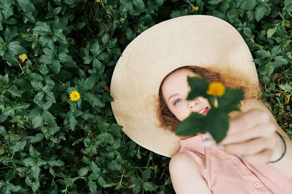 Pretty Young Woman Beautiful Blue Eyes Lying Grass Looking Camera — Stock Photo, Image