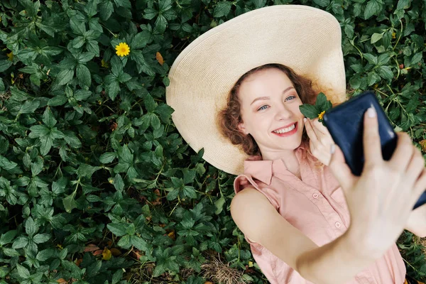 Jovem Bonita Feliz Deitado Grama Falando Selfies Smartphone Vista Cima — Fotografia de Stock