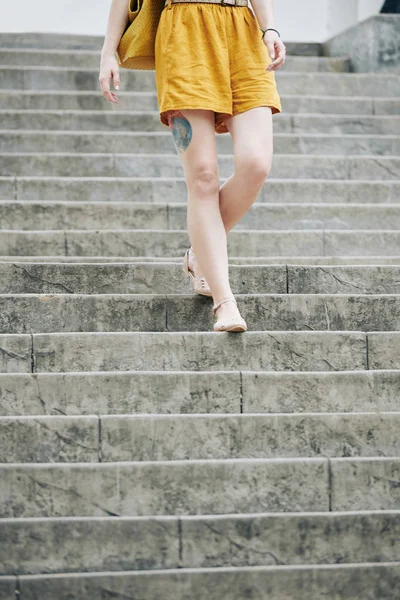 Abgeschnittenes Bild Einer Jungen Frau Senffarbenen Sommerhosen Die Die Treppe — Stockfoto