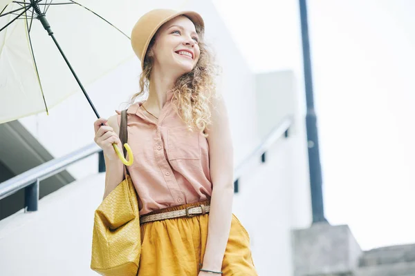 Attraente Felice Giovane Donna Cappello Camminare All Aperto Con Ombrello — Foto Stock