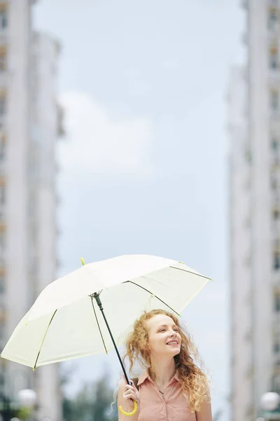Büyük Beyaz Şemsiyeli Güzel Beyaz Kadın Şehirde Yürüyor — Stok fotoğraf