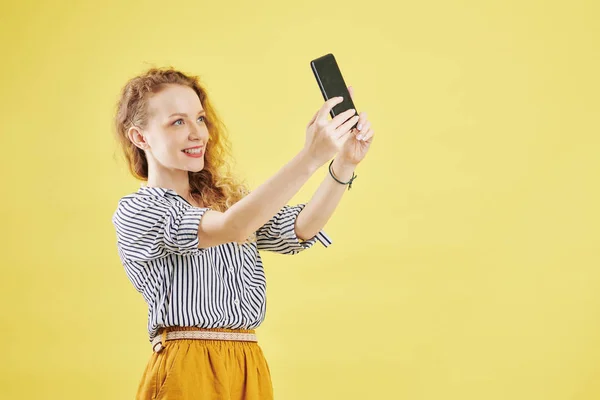 Jeune Femme Positive Avec Smartphone Dans Les Mains Posant Pour — Photo