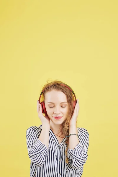 Schöne Junge Frau Schließt Die Augen Und Genießt Meditation Und — Stockfoto