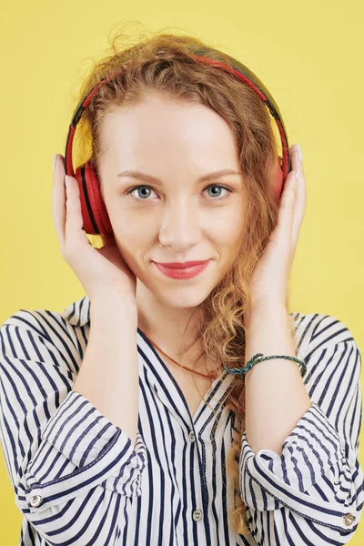 Retrato Uma Jovem Muito Sorridente Blusa Listrada Gostando Ouvir Podcast — Fotografia de Stock