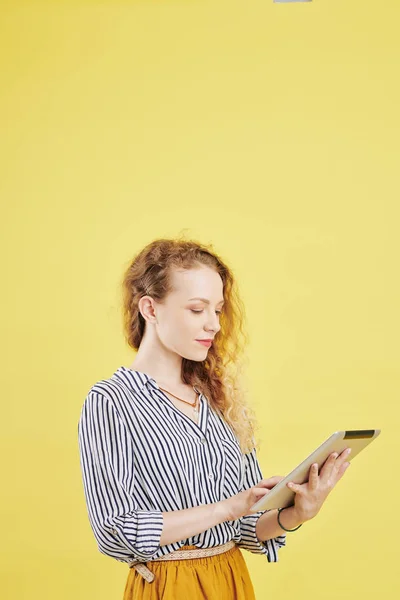 Ernstige Jonge Vrouwelijke Ondernemer Met Behulp Van Toepassing Tablet Computer — Stockfoto