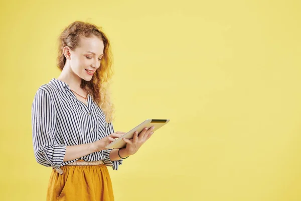 Lachende Mooie Jonge Blanke Vrouw Staande Tegen Gele Achtergrond Het — Stockfoto