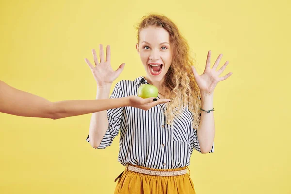 Весело Кричать Молодая Женщина Взволнована Получением Зеленого Яблока Десерт — стоковое фото