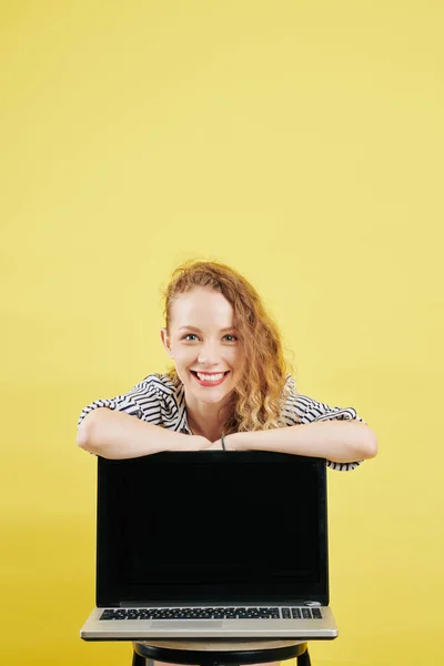 Весела Молода Жінка Підприємець Смугастій Блузці Спираючись Відкритий Ноутбук Чорним — стокове фото