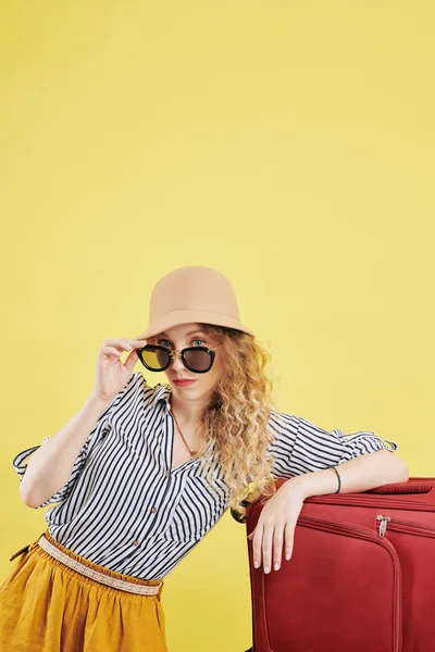 Mujer Joven Seria Apoyándose Una Maleta Grande Quitándose Las Gafas — Foto de Stock