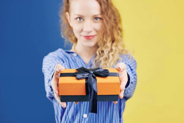 Mujer Joven Bastante Sonriente Dándote Regalo Con Gran Arco Azul — Foto de Stock