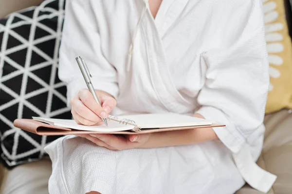 Vrouw Zittend Bank Het Nemen Van Ochtenddouche Het Opschrijven Van — Stockfoto