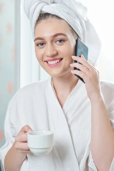 Porträtt Ung Vacker Kvinna Vit Kvinna Med Kopp Kaffe Dricka — Stockfoto