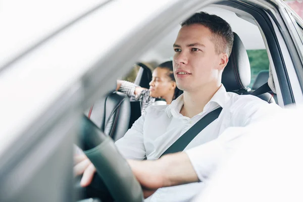 Leende Ung Man Kör Bil Med Passagerare Baksätet Han Arbetar — Stockfoto