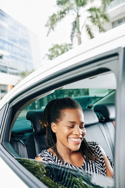 Mujer Joven Africana Sonriendo Mirando Muy Feliz Mientras Sienta Asiento — Foto de Stock