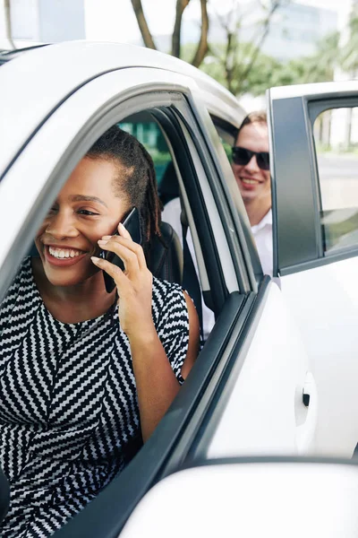 Africana Giovane Donna Che Parla Sul Cellulare Sorride Mentre Siede — Foto Stock