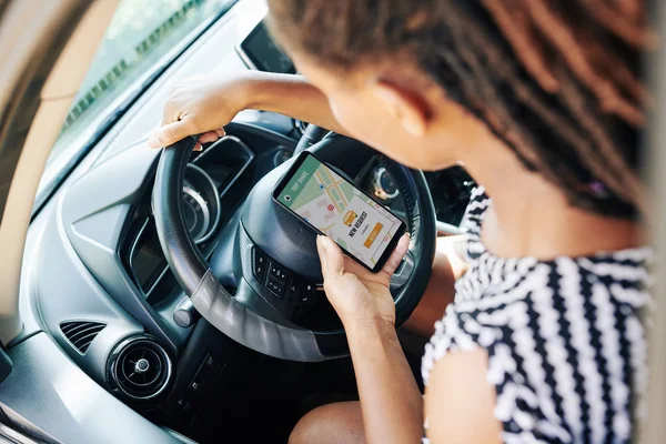 Close Jovem Mulher Sentada Volante Carro Usando Aplicativo Compartilhamento Carro — Fotografia de Stock