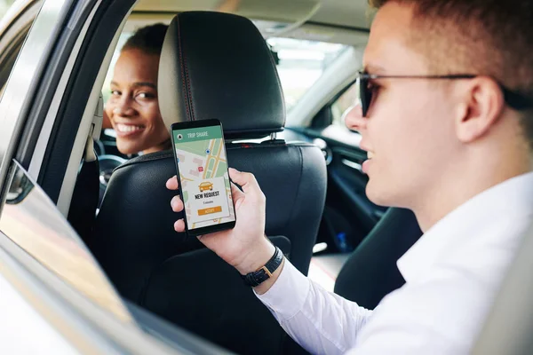 Jovem Usando Óculos Escuros Segurando Celular Com Aplicativo Compartilhamento Carro — Fotografia de Stock