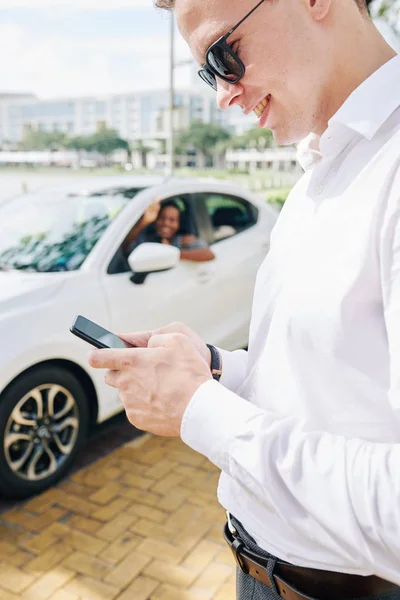 Giovane Uomo Affari Indossa Occhiali Sole Piedi Utilizzando Telefono Cellulare — Foto Stock