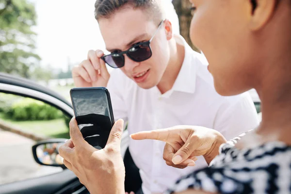 Africká Mladá Žena Drží Mobilní Telefon Ukazuje Něco Něm Mladému — Stock fotografie