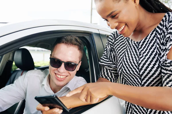 Usmívající Africká Žena Ukazuje Svůj Mobilní Telefon Line Objednávky Řidiče — Stock fotografie