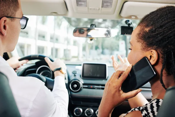 Bakifrån Multietniskt Par Sitter Bilen Ung Man Kör Och Kvinna — Stockfoto