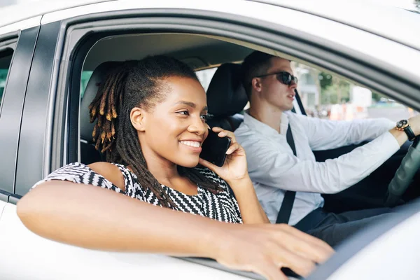 Mulher Africana Feliz Sorrindo Falando Telefone Celular Enquanto Viaja Carro — Fotografia de Stock