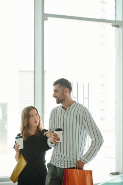 Yakışıklı genç adam alışveriş merkezinde yürürken ve alışveriş sonrası kahve içerken güzel kız arkadaşına ilginç hikayeler anlatıyor.