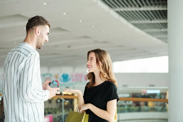 Leende Söt Ung Kvinna Tittar Make Och Ber Honom Kreditkort — Stockfoto