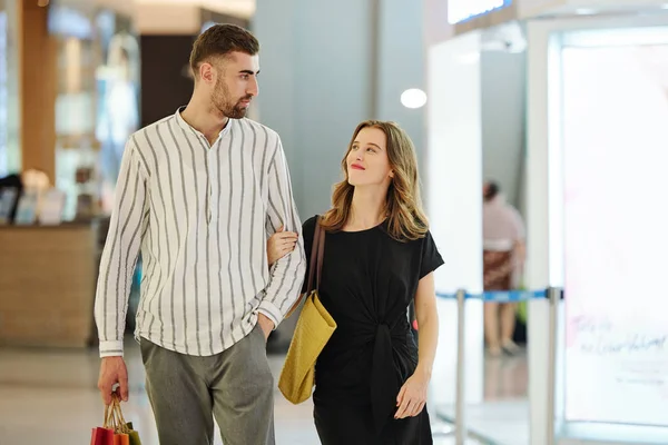 Glückliche Hübsche Junge Frau Schaut Ihren Mann Mit Bewunderung Wenn — Stockfoto