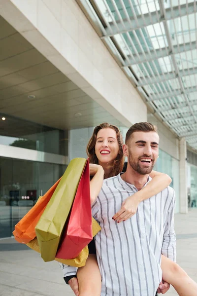 Attraktive Fröhliche Junge Mann Gibt Huckepack Fahrt Seiner Schönen Freundin — Stockfoto