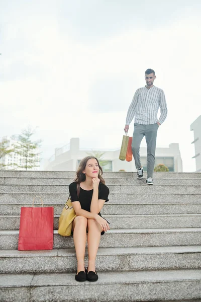 Hombre Joven Acercándose Joven Bonita Pensativa Sentada Los Escalones Junto —  Fotos de Stock