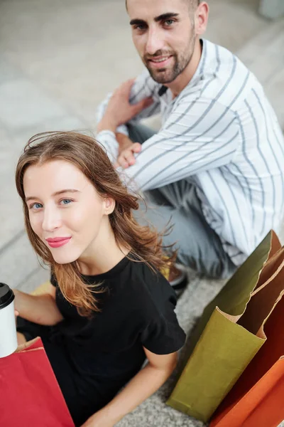 Beautiful Young Woman Her Smiling Boyfriend Looking Camera Resting Outdoors — Stock Photo, Image