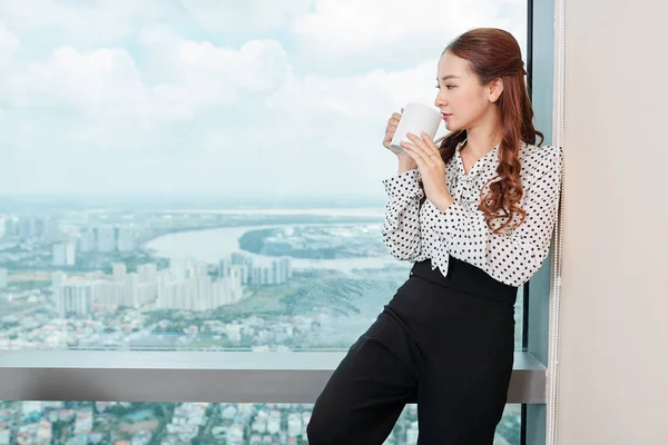 Pensive Jovem Empresário Bonito Janela Escritório Grande Apreciando Xícara Café — Fotografia de Stock