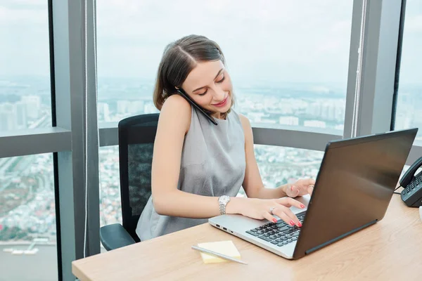 Csinos Fiatal Női Vállalkozó Hív Telefonon Amikor Dolgozik Laptop Modern — Stock Fotó