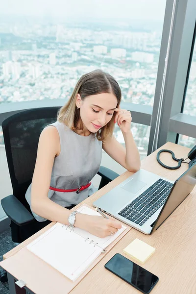 Positiva Unga Affärskvinna Sitter Vid Bordet Hörnet Kontoret Och Skriva — Stockfoto