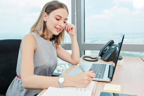 Vacker Chef Skriver Sina Kreativa Idéer Planerare När Hon Arbetar — Stockfoto